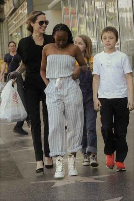 Анджелина со своими детьми. Листайте фото.