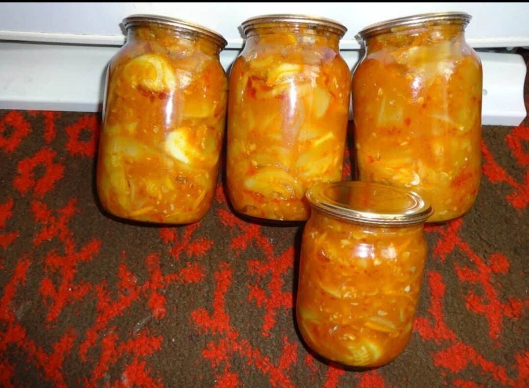 Для его приготовления необходимы следующие ингредиенты:

Кабачок молодой – 400-450 грамм
Болгарский перец – 250 грамм
Лук – 250-300 грамм
Помидоры спелые – 500-600 грамм
Соль мелкая – 30-35 грамм
Морковь – 200-250 грамм
Растительное рафинированное масло – 250 грамм
Черный перец – 3-4 шт.
9% уксус – 30 грамм
ПРИГОТОВЛЕНИЕ

Лук почистить, нарезать полукольцами, обжарить.
Добавить крупно-потертую морковь.
Кабачки и болгарский перец помыть, нарезать овощи кубиками, высыпать на сковороду к луку и моркови, обжаривать на медленном огне.
Помидоры вымыть, натереть на терку, через полчаса добавить их к овощам.
Добавить соль, перец, уксус.
Спустя 20 минут, после того, как были добавлены помидоры, снять с огня.
Консервируем содержимое по вымытым и высушенным банкам.
Готовое рагу должно постоять еще несколько суток под покрывалом или одеялом