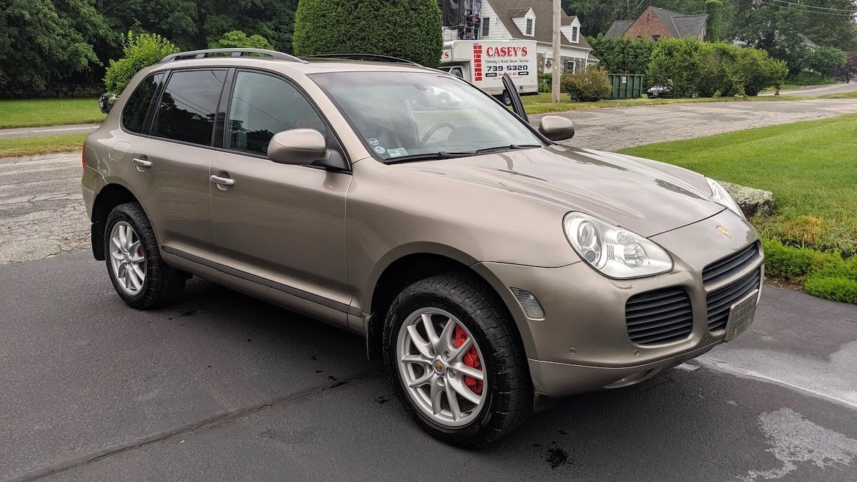 Американец в конце мая 2019 года купил Porsche Cayenne Turbo 2004 года. Он отдал за автомобиль ровно 10 000 долларов (695 тысяч рублей), тогда как новым он стоил 93 755 долларов (6,5 миллиона рублей по нынешнему курсу). На второй год владения американец подсчитал все траты и рассказал о них на Reddit.