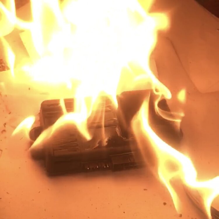 Зачастую причиной не запускающегося двигателя становится не поломка какой-то из его штатных систем, а выход из строя нештатной сигнализации. Даже в рамках собственной эксплуатации подержанных автомобилей я много раз сталкивался с тем, что причина не в самом автомобиле. Был даже случай, когда в автомобиле вроде бы отсутствовала сигнализация, но в реальности она была достаточно неквалифицированно удалена. Впрочем, в большинстве случаев нештатное электрооборудование также неквалифицированно установлено, что не защитит автомобиль даже от «пионеров». Дополняет это всё не самый большой срок службы компонентов. Из своей практики я настоятельно всем рекомендую удалять нештатное оборудование с подержанного автомобиля во избежание внезапных проблем. А тем кто желает действительно защитить свой автомобиль необходимо обращаться к настоящим профессионалам, а не в потоковые компании, которые устанавливают по шаблону одно и то же за пару часов. Качественная и профессиональная установка охранного комплекса занимает даже не один день!