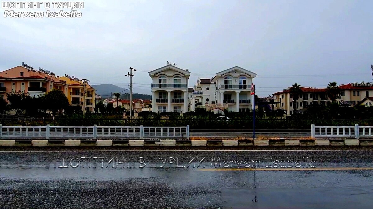 На это комплекс вилл мы давно смотрим с вожделением. Как раз напротив пляжа Чалыш, где заканчиваются огромные булыжнике в прибрежной полосе. Я обошла весь район, нет предложений о сдачи в аренду.