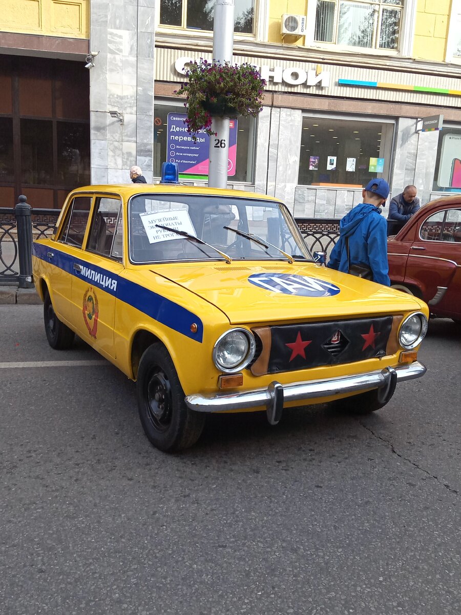 Фото автора на выставке))