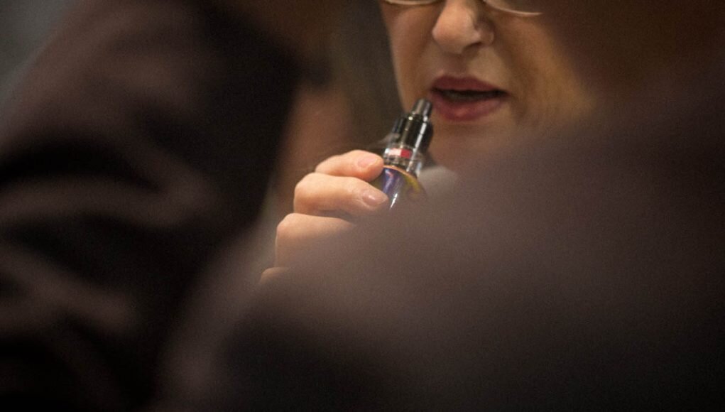 Клиническое исследование, представленное на ежегодной научной сессии Американского колледжа кардиологов совместно с Всемирным конгрессом кардиологов (ACC.20 / WCC), пришло к выводу, что курильщики, которые наряду с консультациями по прекращению курения используют никотиносодержащие электронные сигареты, имеют большую вероятность бросить курить, чем те, кто ограничивается только лишь одними консультациями.