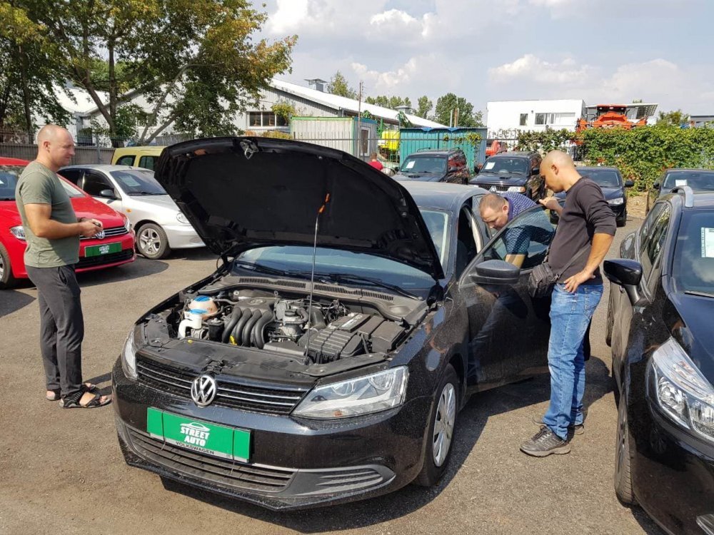 Осмотр машины (фото https://vip-avto.com.ua)