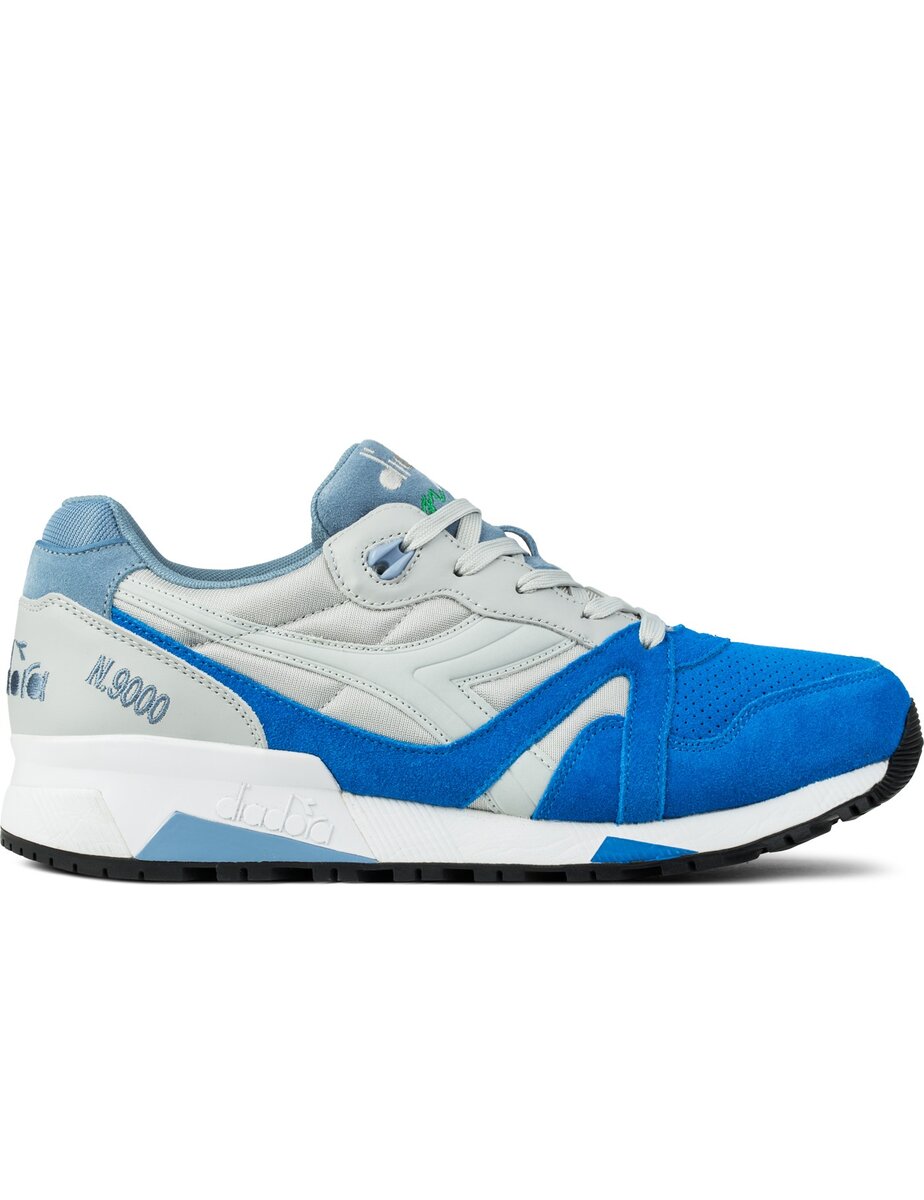 Кроссовки N9000 от итальянского бренда Diadora впервые появились в 1990 году. Оригинальная версия предназначалась для бега и давала то, чего ждали от неё профессиональные спортсмены — стабилизация, амортизация, комфорт. В 90-х N9000 обладали «джентельменским набором» — верхом из замши, сеточки и кожи, подошвой из пеноматериала EVA и амортизационными вставками Virbasorb внутри неё. Яркие расцветки помогли «Диадоре» популяризировать кроссовки в качестве повседневной обуви — N9000 легко сочетались с вещами от Ralph Lauren, Nautica и Tommy Hilfiger. Если вы решили купить кроссовки Diadora N9000, то нет смысла смотреть на отзывы. Во-первых комфорт силуэта проверен десятками лет опыта спортсменов и не тлько, во-вторых — качество и материалы могут сильно различаться от модели к модели, особенно если сравнивать версию “Made in Italy” с обычной. Если какая-либо из расцветок вам сильно запала в душу, то приобретайте её без опасений.