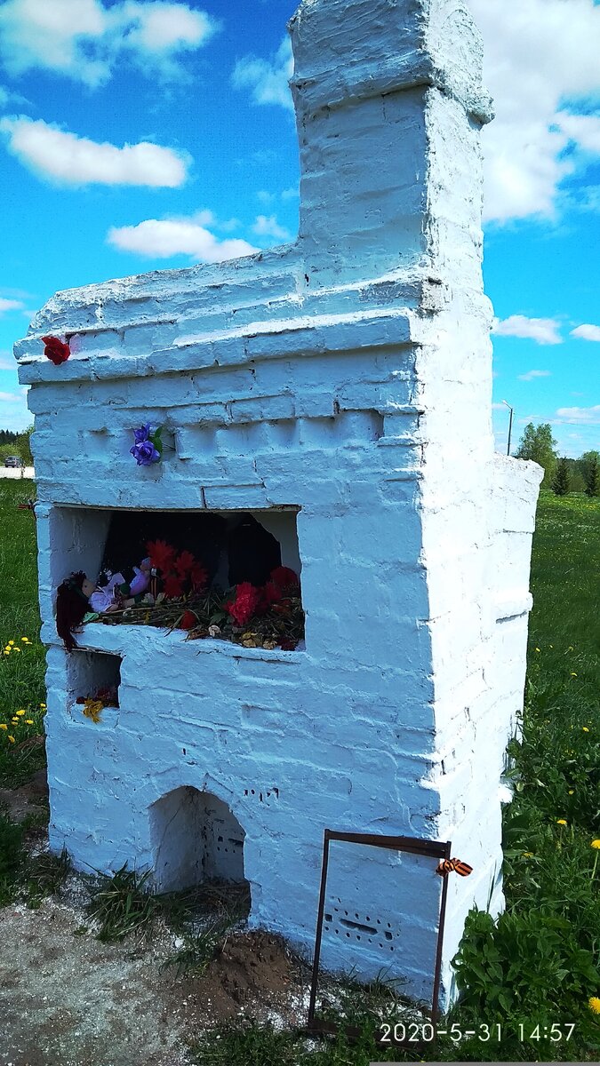         Они хотят, чтоб мы забыли,      Не вспоминали никогда    Отцов безвестные могилы, Растерзанные города.