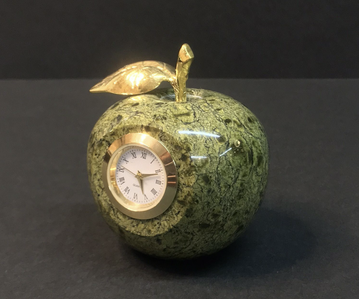 Часы-яблочко из серпентина.
