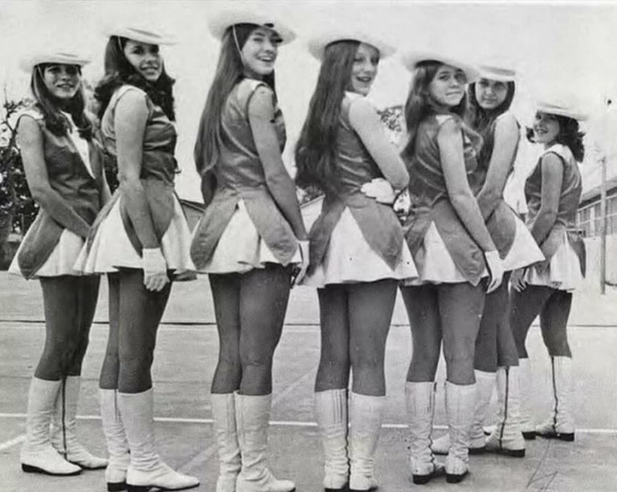  Мини-юбки у девушек и женщин это секретное оружие, чтобы завоевывать сердца мужчин.              Долгое время в советском союзе диктовалась штампованная мода, когда выбор в одежде был невелик.-2