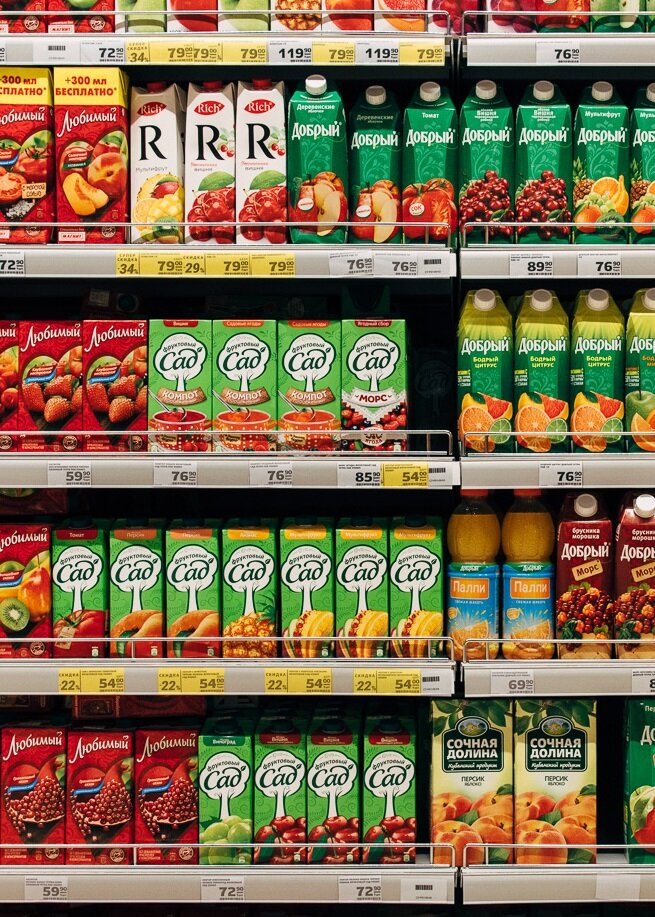 Соки на прилавках магазина