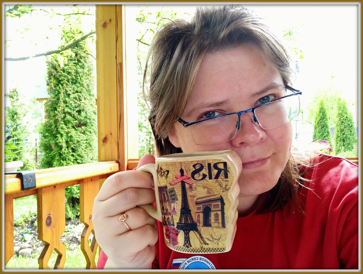 Кружки когда-то были парные, но мы их так затаскали, что одна не выдержала нагрузок и треснула.