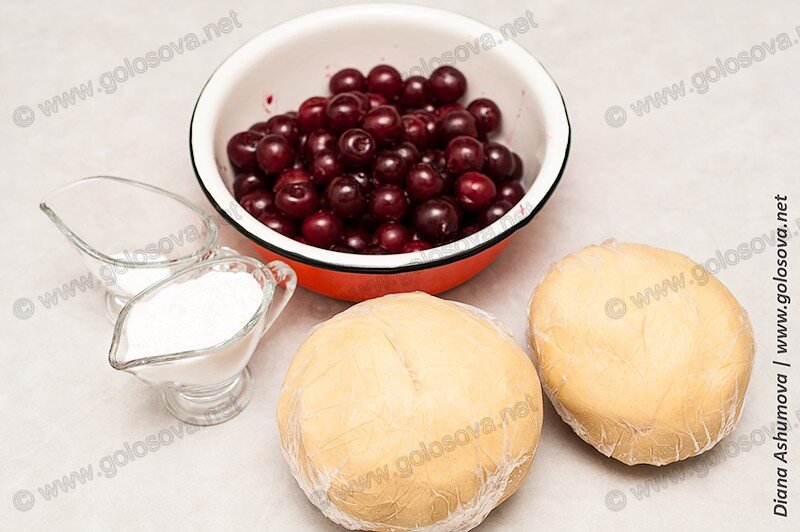 песочное тесто, вишня без косточек, сахарная пудра и ваниль