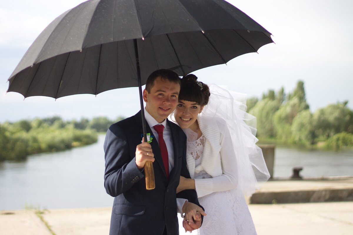 Семейные пары тюмень. Свадебная фотосессия с зонтом. Зонт с деньгами на свадьбу. Китай семейные пары. Поздравление с зонтом на свадьбу.