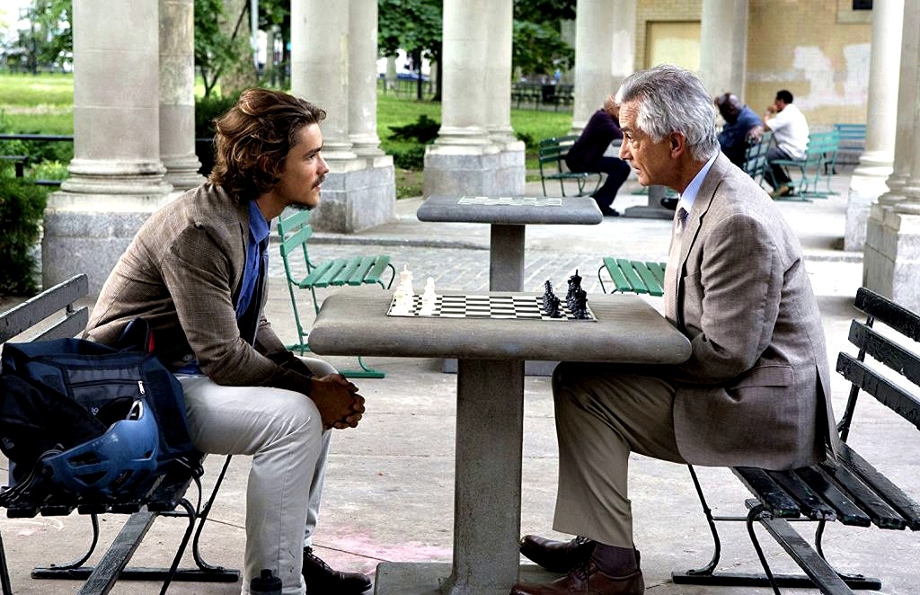 В главных ролях — Брентон Туэйтес и Дэвид Стрэтэйрн