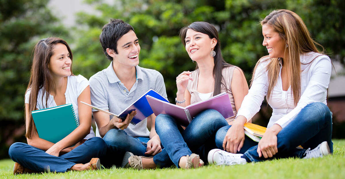 С начальных классов делают коллективные и индивидуальные комплексные проекты. В начале все в классе, под контролем учителя, а потом аналогичное каждый самостоятельно или в группах. Из открытых источников нужно найти информацию, проанализировать ее, сделать выводы и презентовать ее остальным. Сдавать проект нужно не учителю, а подобно учителю нужно подготовится и представлять всему классу или даже на открытом уроке всем родителями. Тоже самое и с умением презентовать. Американские школьники делают презентации на всевозможные темы почти каждую неделю. Очень полезные навыки, которые используются во взрослой жизни повсеместно.







Очень большое внимание уделяется спорту. В каждой школе есть свои спортивные команды, которые будут соревноваться с другими школами и у каждого ученика есть возможность проявить себя. Хочу отметить, что спорт в американских школах никогда не идет вразрез с успеваемостью по основным предметам. Так, если тренер узнает, что у игрока команды есть не зачтенные предметы, то его могут отстранить от игры, поэтому двоечников в команде быть не должно, а вот троечников уже допускают.