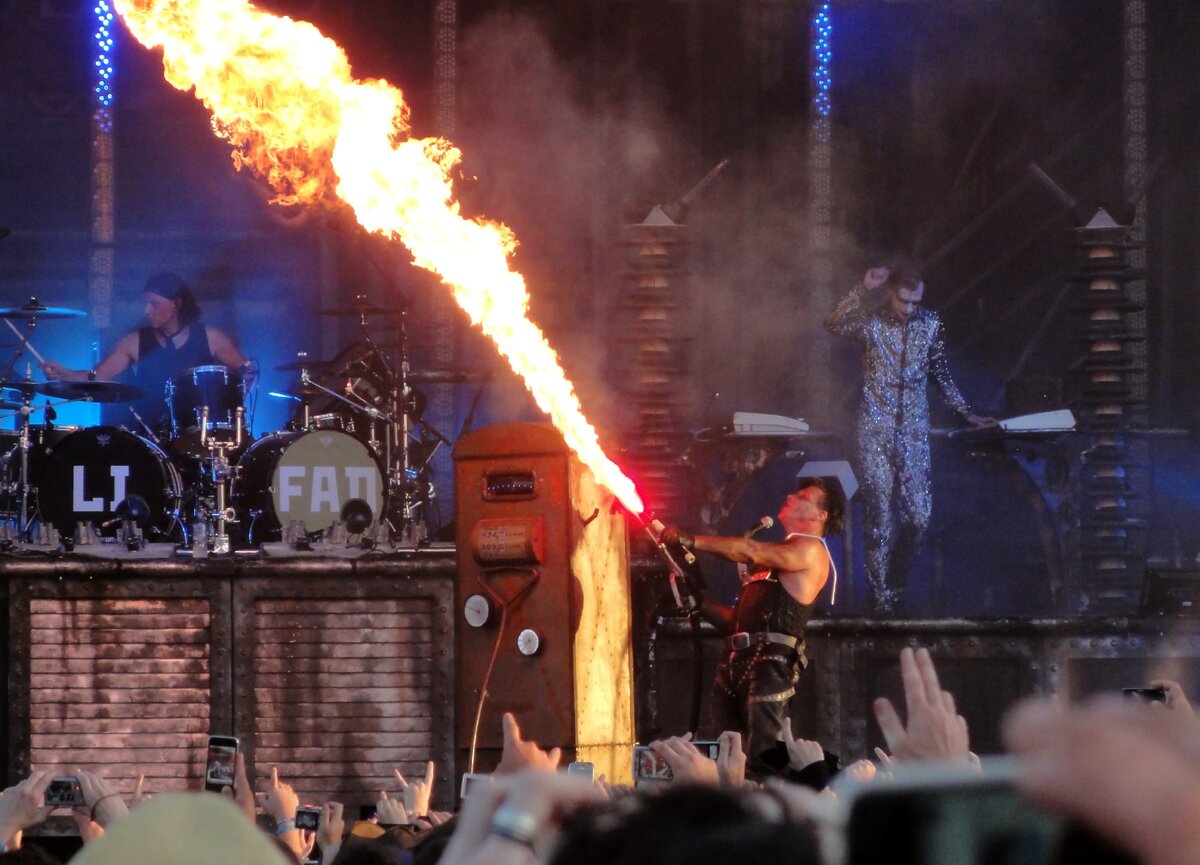 https://upload.wikimedia.org/wikipedia/commons/0/0b/Rammstein_-_tour_LIFAD.jpg