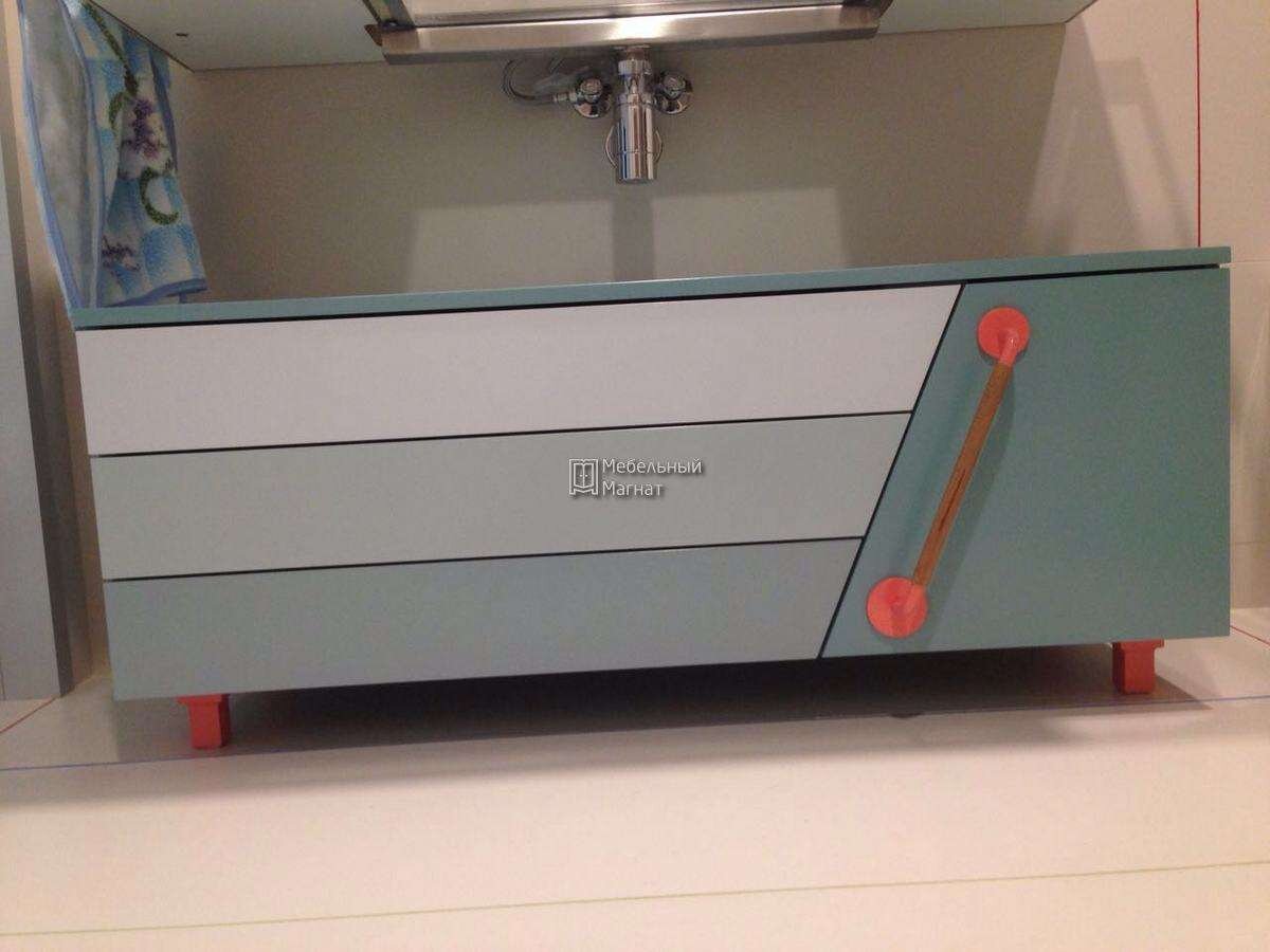 Специалисты компании «Мебельный магнат» изготовили комод на заказ по индивидуальным размерам для установки в ванной комнате. Мебель имеет нестандартное оформление и оригинальную расцветку.