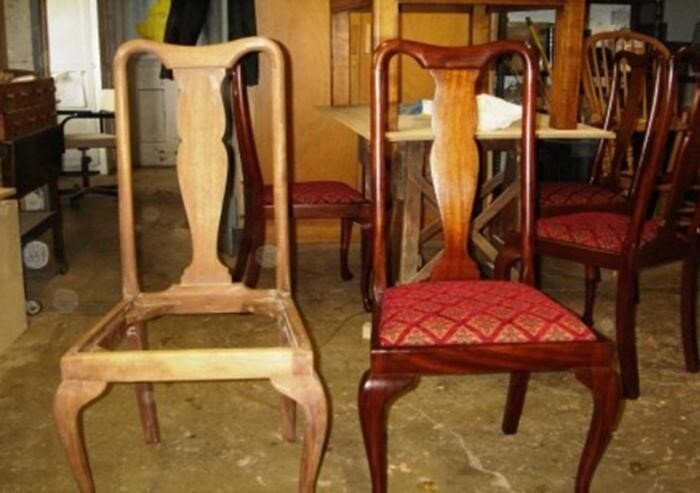 Реставрация старинных стульев в мастерской.