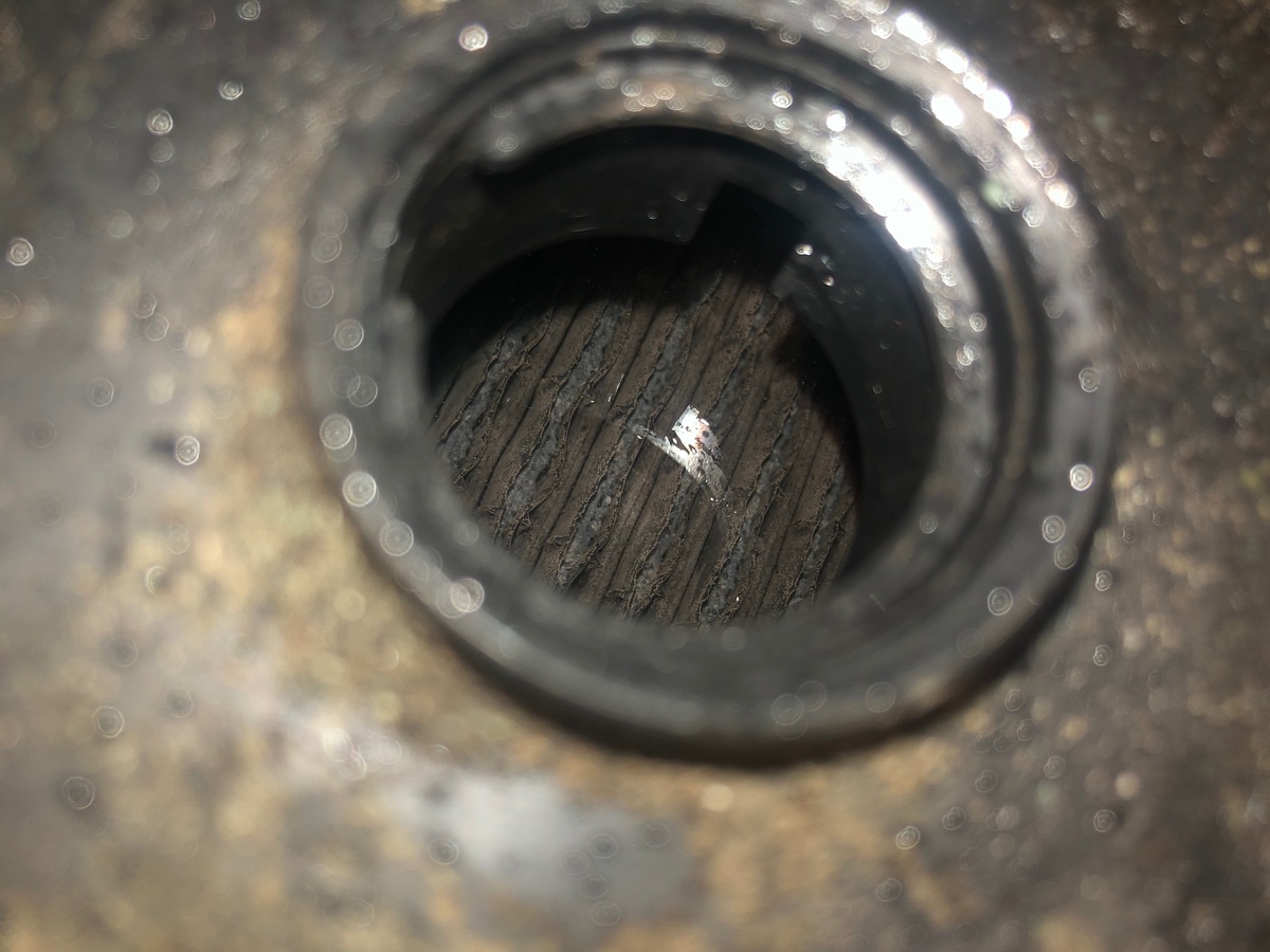 На фото видны пластины аккумулятора, покрытые электролитом