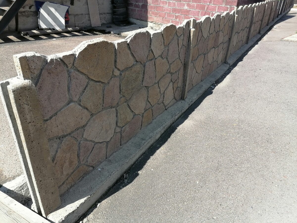Пример покраски бетонного забора под природный камень