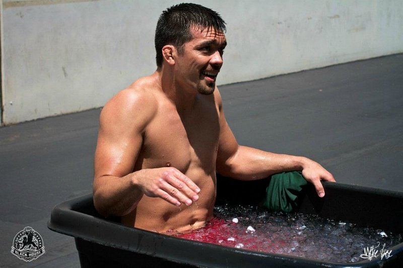 Лиото Мачида тренировка. Ледяная ванна для спортсменов. Футболисты в ванне со льдом. Ванна со льдом для спортсменов.