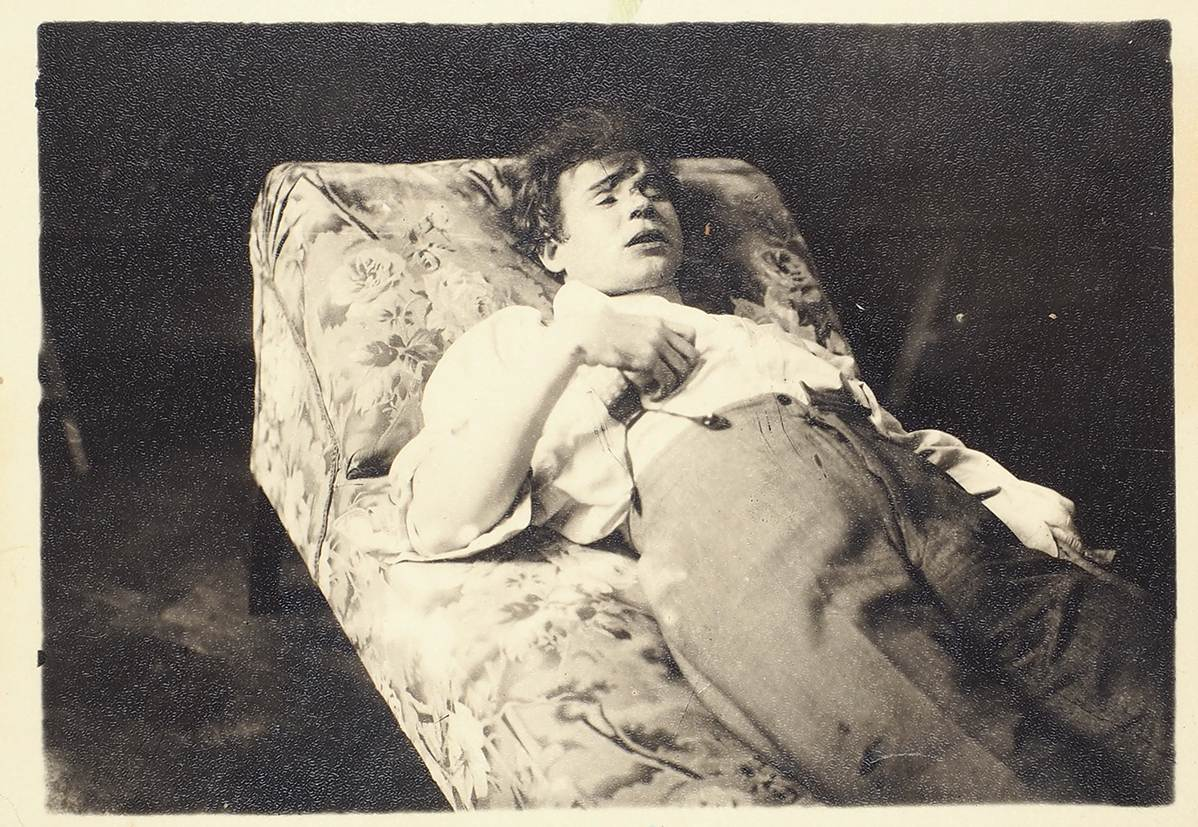 Посмертная фотография тела Есенина.