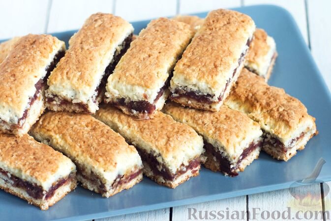 сметана, масло сливочное, мука, сахар, соль, разрыхлитель, финики