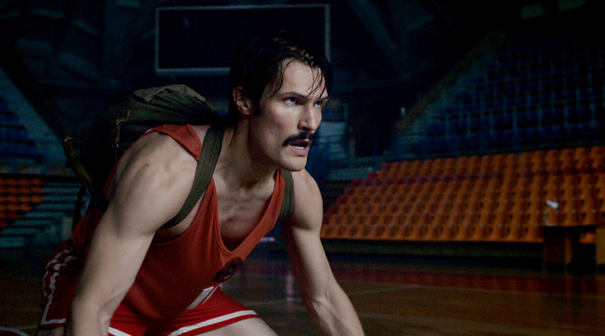 Кирилл Зайцев в роли Сергея Белова в фильме "Движение вверх". источник russian.rt.com