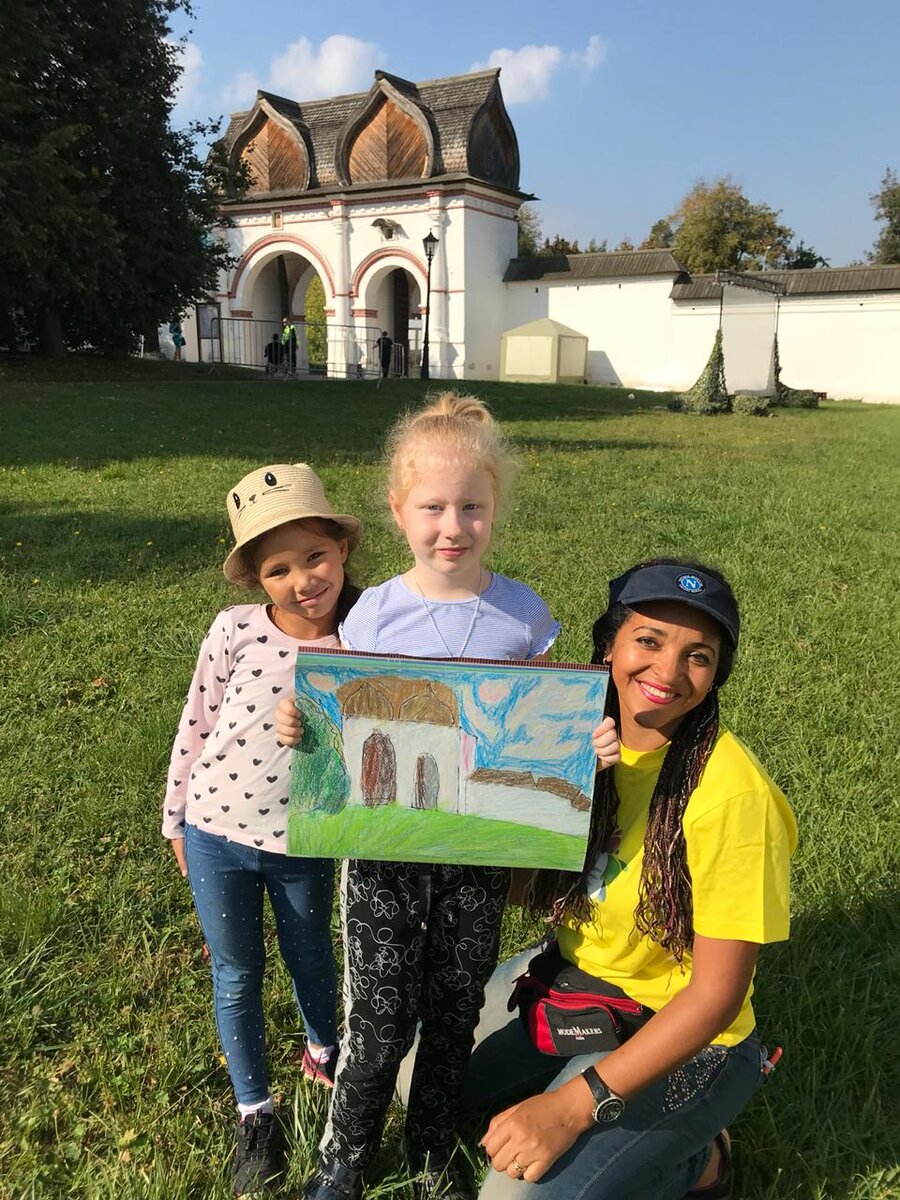 Екатерина Николаевна Кондрашина с учениками на пленэре в Коломенском (фото автора канала)