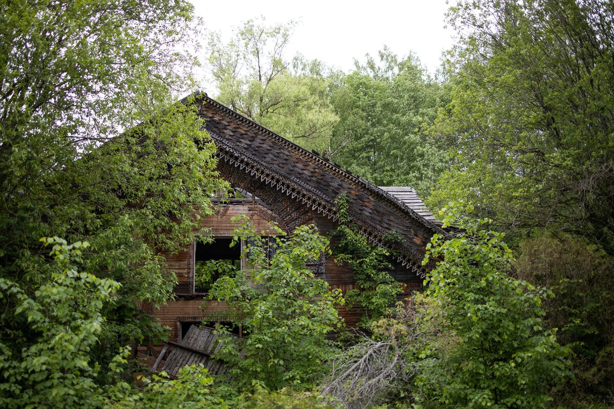 Главное здание лагеря недалеко от въезда