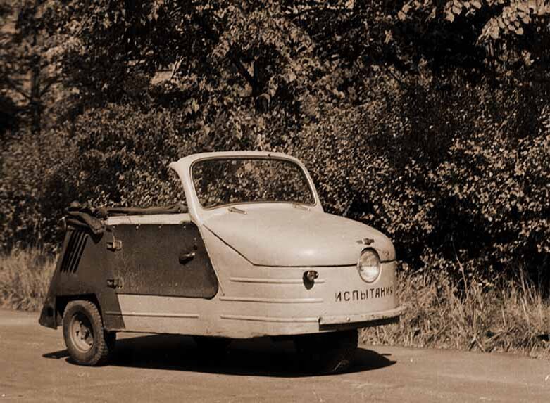 СМЗ С-2Л (1955). Опытная версия «редизайна» С-1Л, серийного производства так и не увидела. Помимо С-1Л, С-2Л и С-3Л, существовали версии C-1Л-ОЛ и C-1Л-О для управления одной левой и одной правой рукой. 