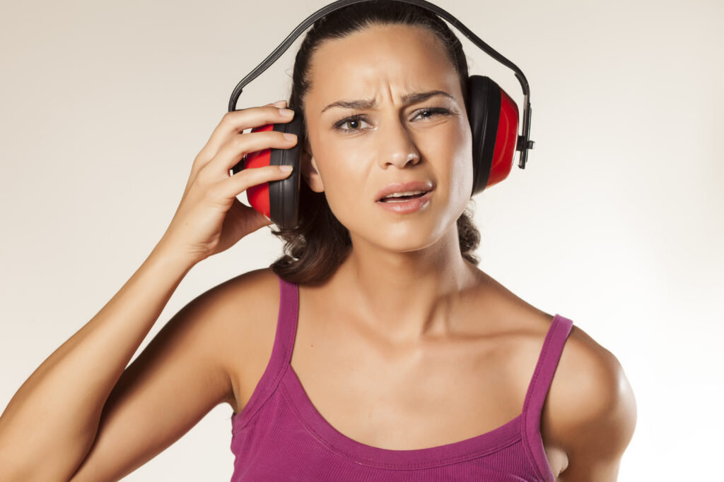 Нередко можно увидеть предупреждения о влиянии наушников на слух. Так ли это на самом деле? Или всего лишь миф? Сегодня мы рассмотрим опасности, которые несет собой гарнитура. На что именно может повлиять устройство, как это предотвратить, а также разберем вред наушников разных видов.