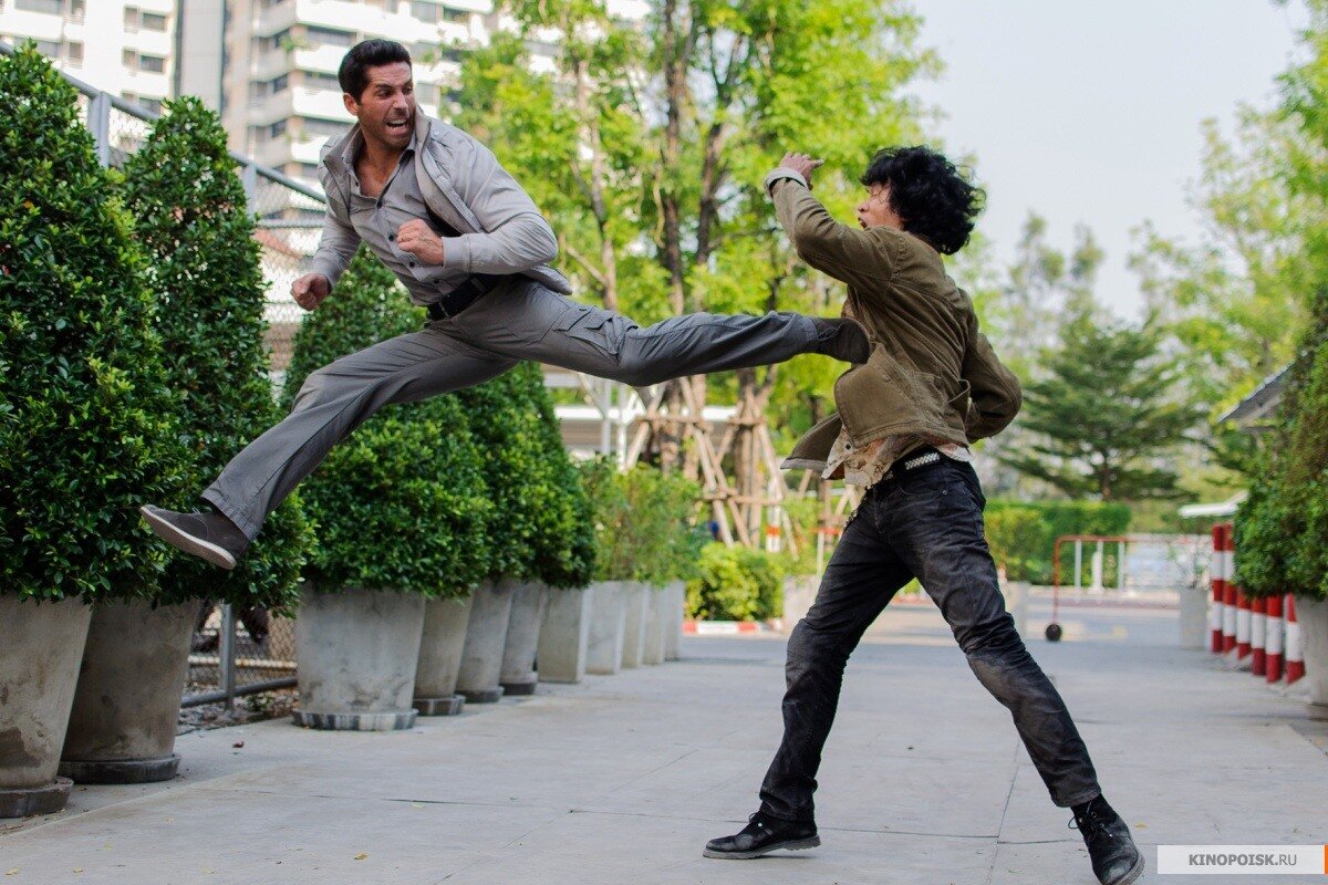 - Слышь, гайдзинчик! Закурить не найдё...? 