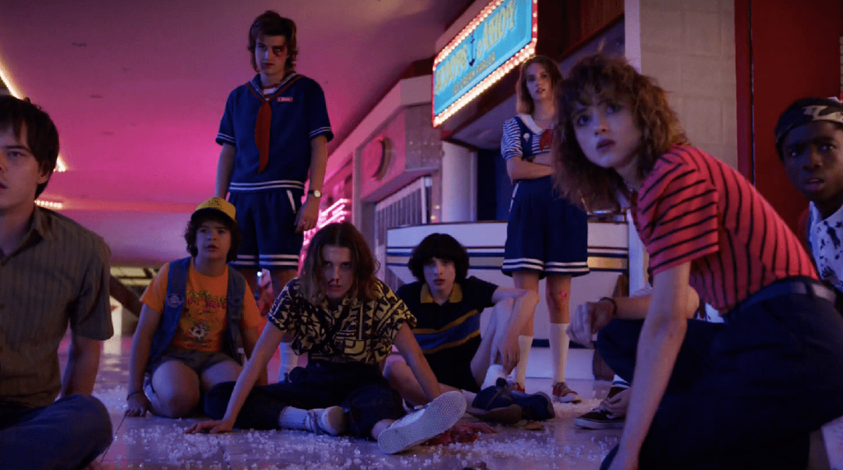 1980-е годы, тихий провинциальный американский городок. Благоприятное течение местной жизни нарушает загадочное исчезновение подростка по имени Уилл. Выяснить обстоятельства дела полны решимости родные мальчика и местный шериф, также события затрагивают лучшего друга Уилла – Майка. Он начинает собственное расследование. Майк уверен, что близок к разгадке, и теперь ему предстоит оказаться в эпицентре ожесточенной битвы потусторонних сил.