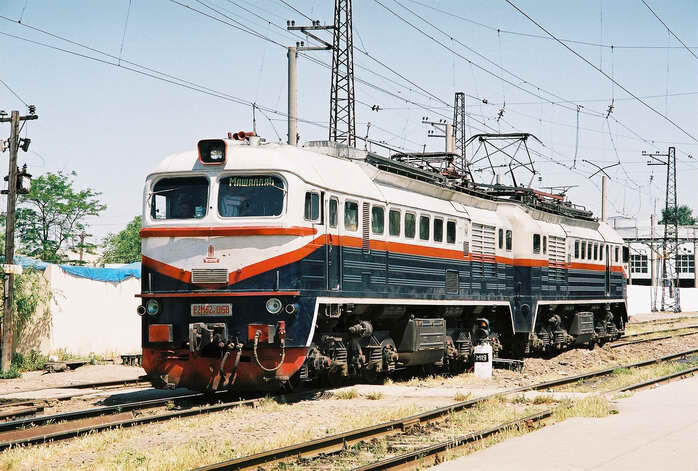 Окрас "машки-электровоза" Э2М62С-0158 после изготовления локомотива