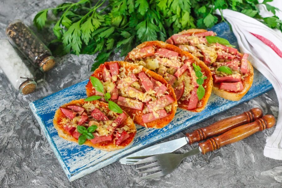 Пицца на батоне на скорую руку