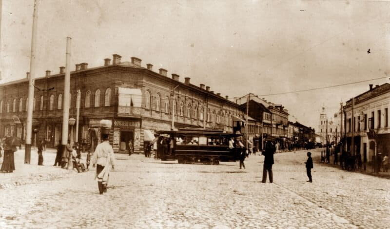 Замковая улица на пересечении с Пушкинской (ныне Пушкина), конец XIX — начало XX века. Источник: evitebsk.com