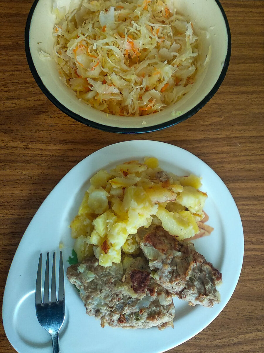 Фото автора. Салат из капусты и котлеты с картофелем.