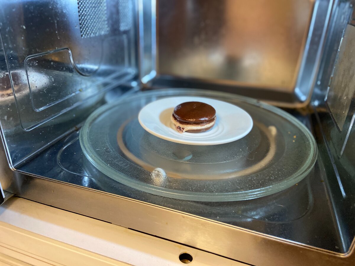 Открыл для себя секрет знаменитого десерта «Чоко Пай»: его надо засунуть в микроволновку. Показываю, что получилось