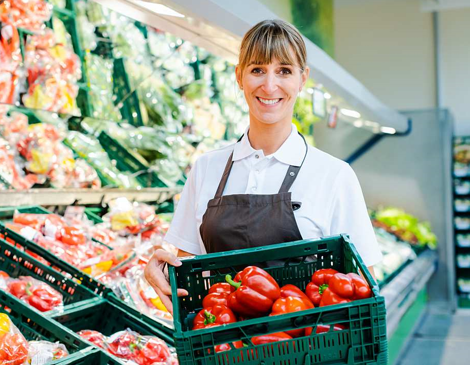 Продавец еа выкладку товра. Продавец выкладка. Работник супермаркета. Работник супермаркета. Продавец в магазине продуктов.