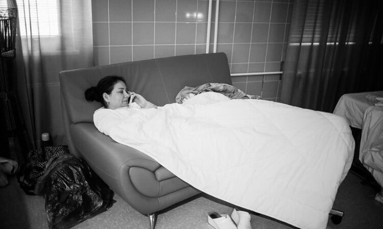 Вученович Ю.Д рядом с роженицей в ожидании родов