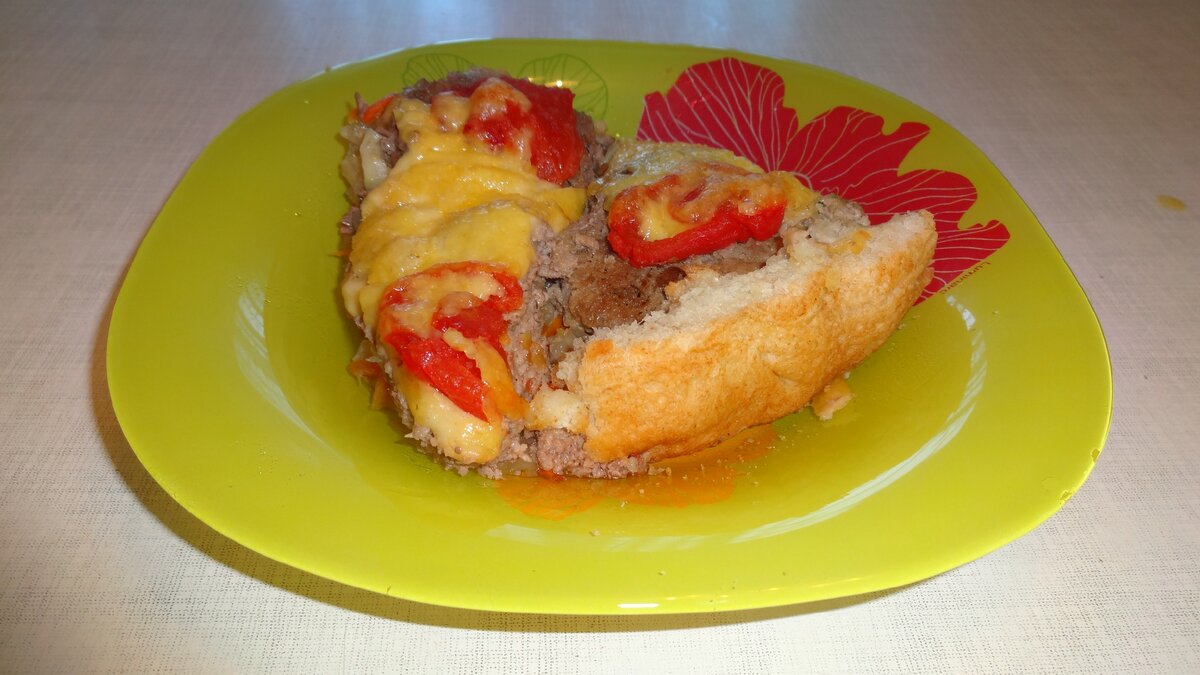 Открытый пирог мы называем то киш, то тарт. Но наши ватрушки, калитки и наливашники, тоже открытые пироги. Особенность открытого пирога в том, что начинка и тесто обязательно выпекаются вместе.