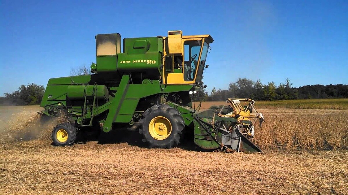 Фото: YouTube-канал bostechmechanical Комбайн John Deere 95 EB 1967 г. выпуска в работе