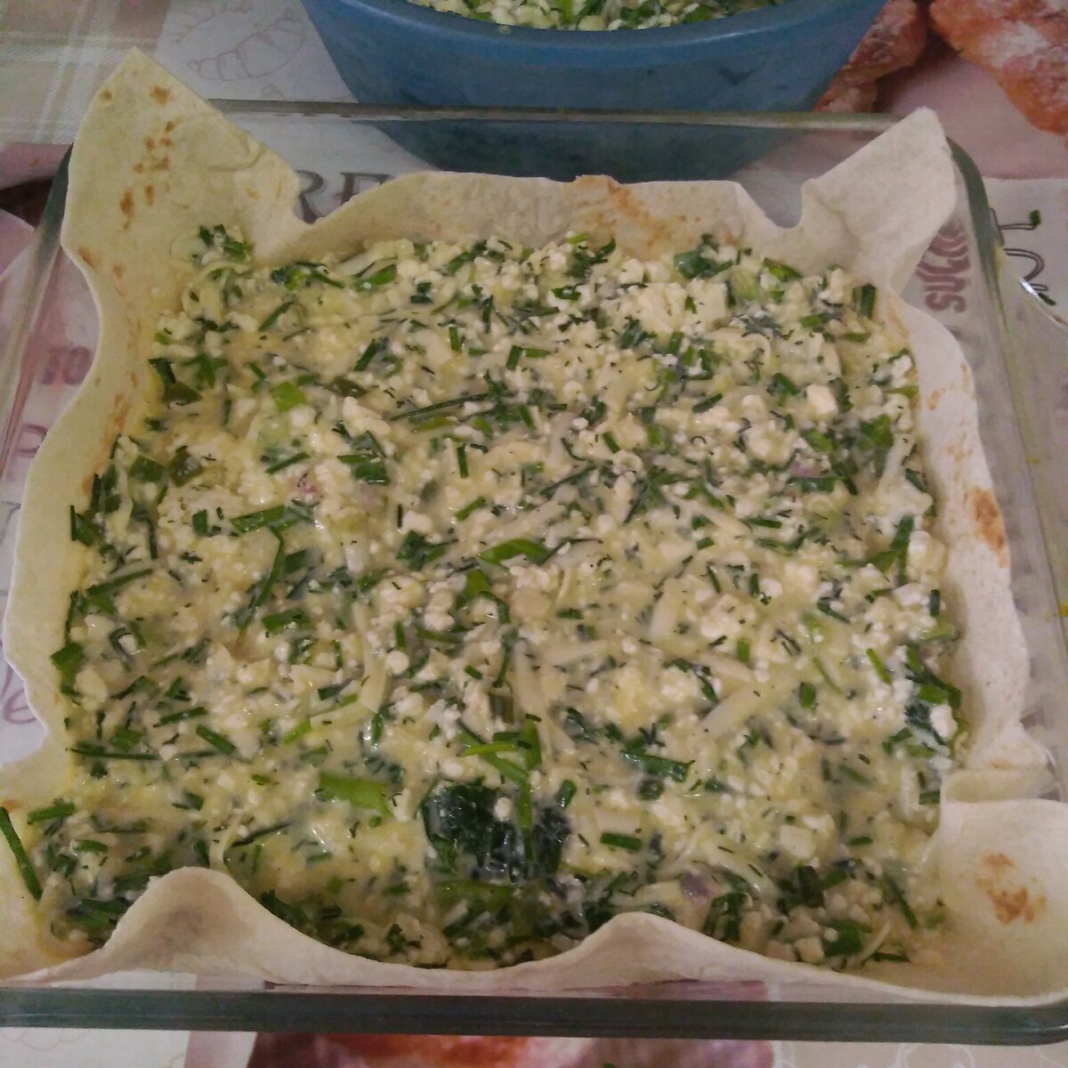 Лист армянского лаваша весом 150 г. Разрезала лаваш по размеру чуть больше размеров формы, у меня получилось 4 квадрата и небольшие полоски. Ничего не пошло в отходы, использовала полностью весь лаваш.