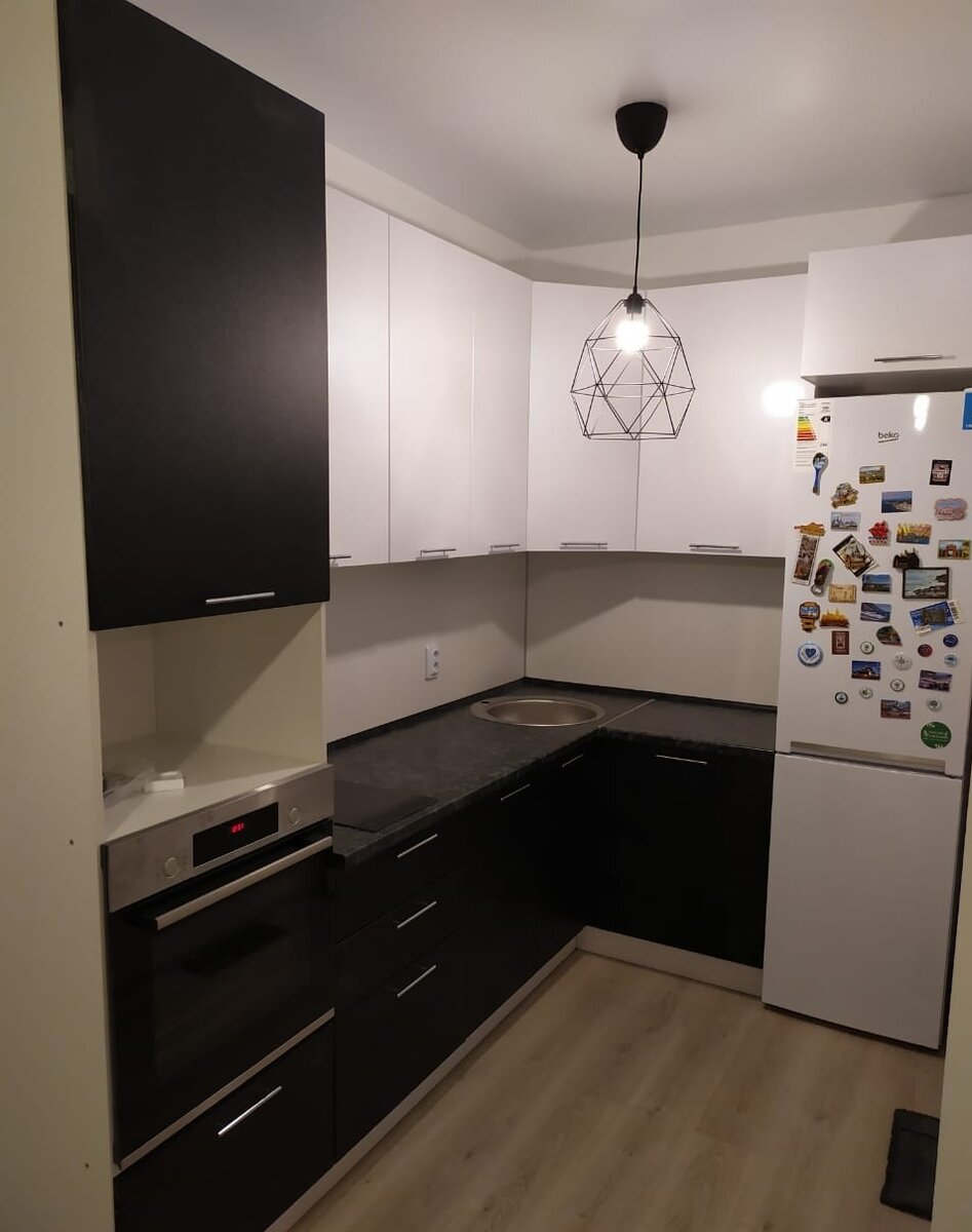 Скучный чёрно-белый дизайн с одной лампочкой на 5 кв.м. 