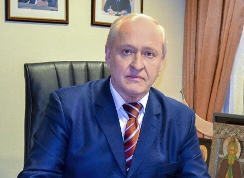 СМИ сообщили об обысках у одного из мэров Югры. Правоохранительные органы организовали проверку и обыски у главы Нижневартовского района Бориса Саломатина. Об этом сообщает muksun.fm. По данным издания, сотрудники силовых структур возбудили уголовное дело по экономической линии. 
Известно, что у чиновника в собственности находятся квартиры в Москве общей стоимостью 140 млн рублей, а доход мэра в 2017 году составил 11 млн рублей. В 2018 году у Саломатина в офисе уже проводились обыски — его подозревали в доведении до самоубийства главы Излучинска Алексея Кудрика. 
Корреспонденту СИА-ПРЕСС не удалось связаться с пресс-службой администрации Нижневартовского района — на телефонные звонки чиновники не ответили. 
В следственном комитете Югры заявили, что в данный момент не могут прокомментировать информацию об обысках. 
Борис Саломатин руководит Нижневартовским районом с 2006 года. До должности мэра он работал замглавы Нижневартовска, а ранее занимал пост в уголовном розыске полиции Нижневартовска и Югры.