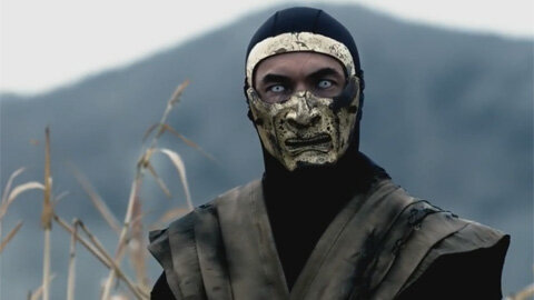 В 2010 году Кевин Танчароэн снял короткометражку «Смертельная битва: Перерождение», где персонажи культовой видеоигры были представлены в максимально реалистичных обликах.

Это был любопытный взгляд на вселенную, но разве многим интересно вместо лысого огромного зубастого монстра с ножами, вылезающими из рук, смотреть на дредастого пирсингованого темнокожего, который своими ножами в ролике почти не пользуется?

Именно таким представлен в короткометражке Барака. Лишенный своего канонического образа. С такой концепцией фильм так и не вышел, зато Кевин выпустил два сезона веб-сериала на ютубовском канале Machinima.com.

