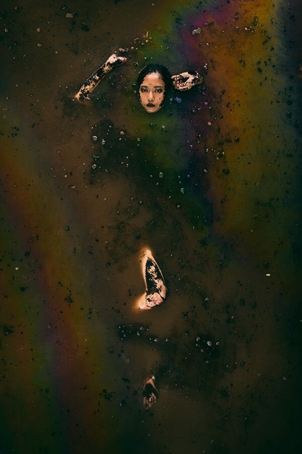 Девушка в нефтяной ванной