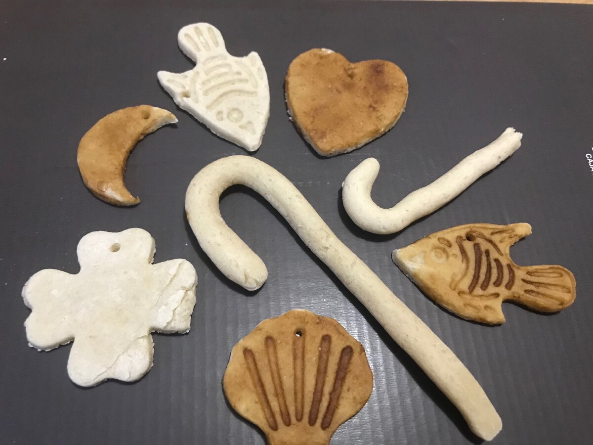 Делаем вот такие заготовки из нашего теста. Можно использовать специальные формочки или лепить самим.