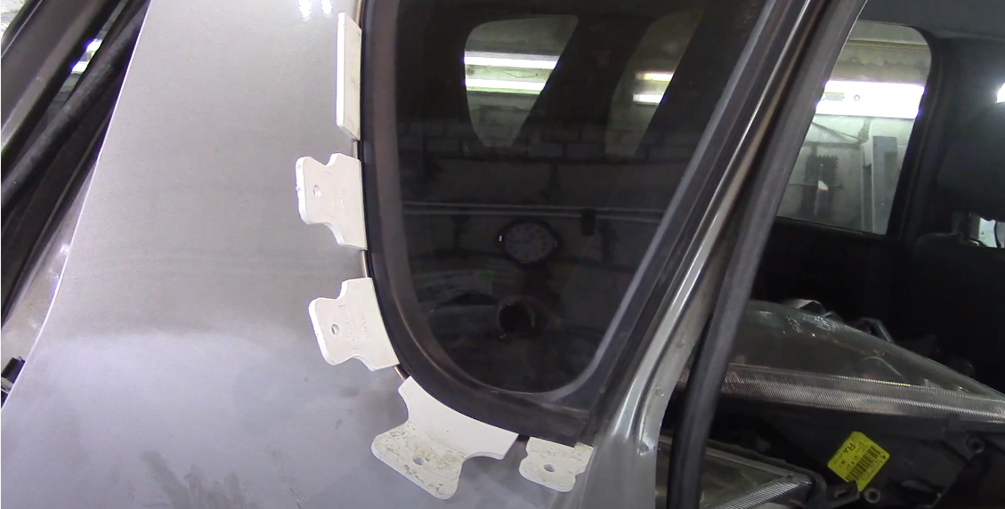 Вставили резиновые шпателя и ждём.