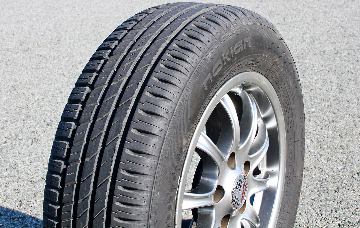 Летняя резина имеет продольный рисунок, что придает ей большую жесткость.